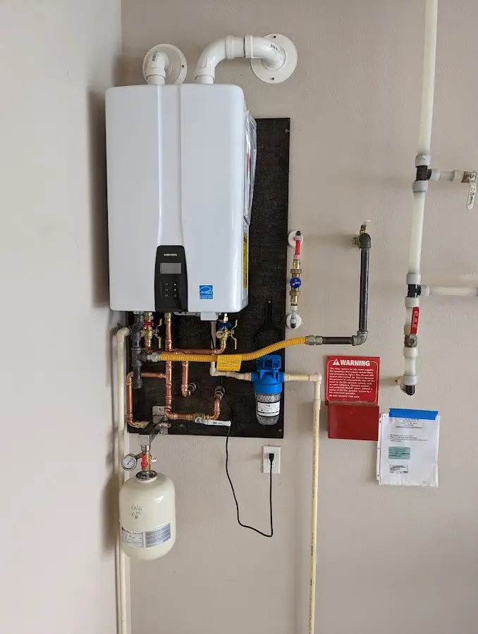 Professional plumber installing copper piping in a Roseburg North home